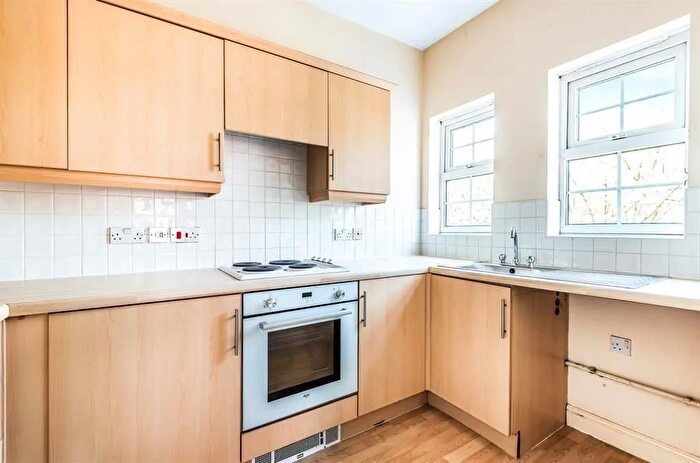 2 Bedroom Flat To Rent In Clacton Road, Walthamstow, E17