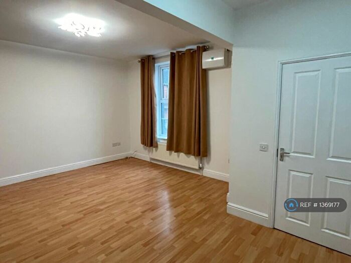2 Bedroom Flat To Rent In Belle Vue Court, Swindon, SN1