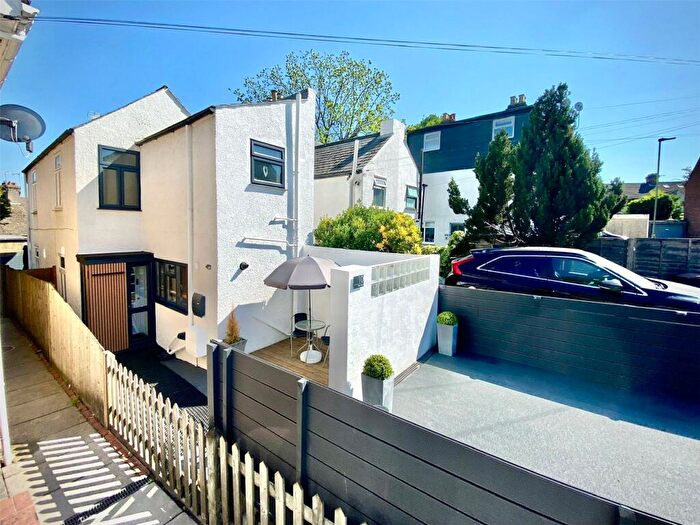 2 Bedroom House For Sale In New Road, Orpington, BR6