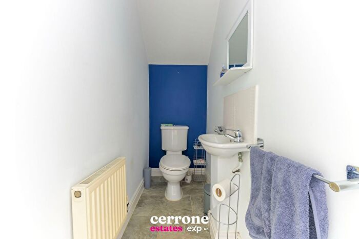 3 Bedroom End Of Terrace House For Sale In Hedgerow Close, Greenlands, Redditch, B98
