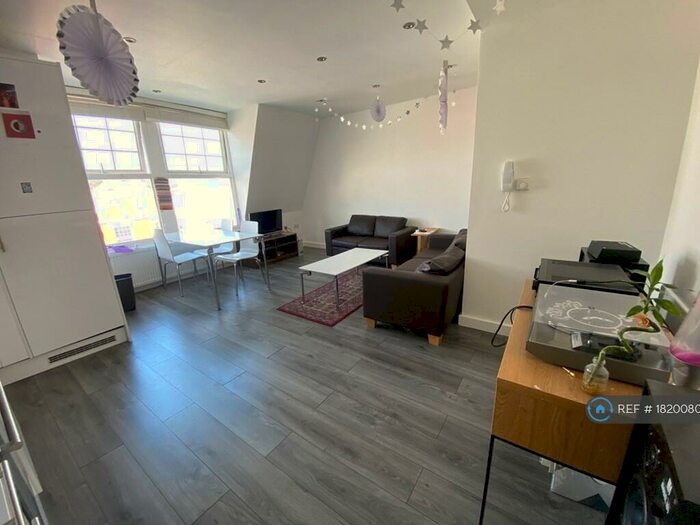 3 Bedroom Flat To Rent In Green Lanes, London, N4