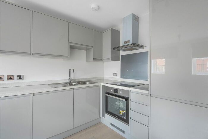 1 Bedroom Flat To Rent In High Street, Alton, Hampshire GU34