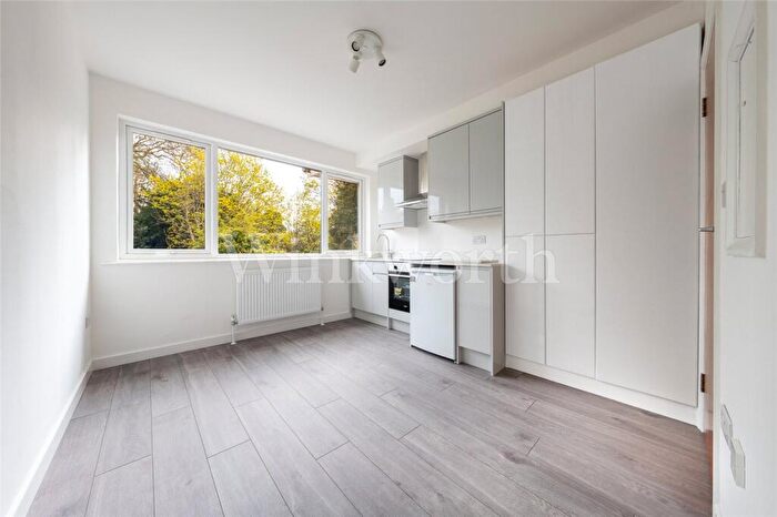 Apartment To Rent In Hoop Lane, London, NW11