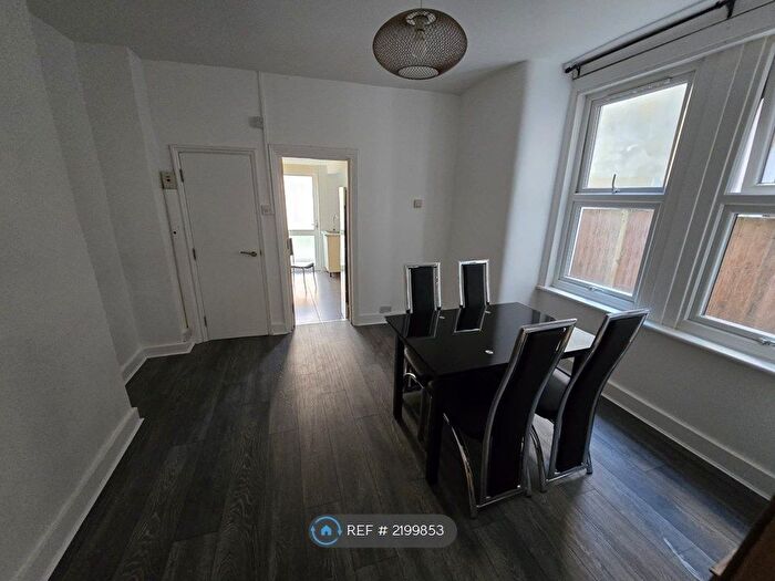 3 Bedroom Flat To Rent In Gilbey Road, London, SW17