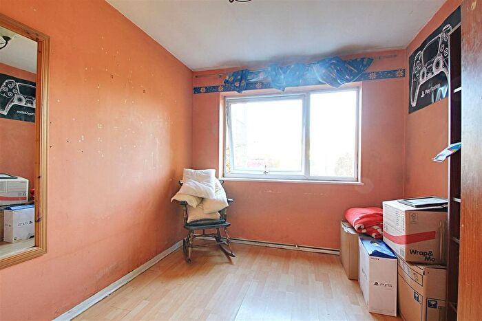 2 Bedroom Flat For Sale In Riverside Close, Kings Langley, WD4