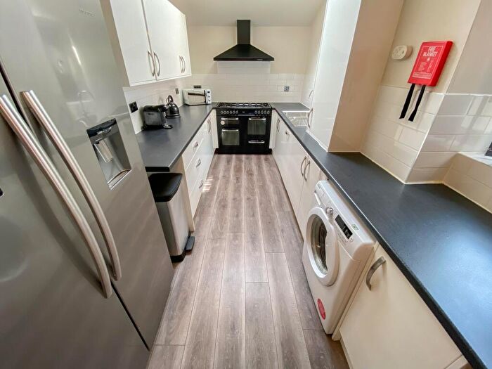 6 Bedroom Terraced House To Rent In Kelso Road, L6