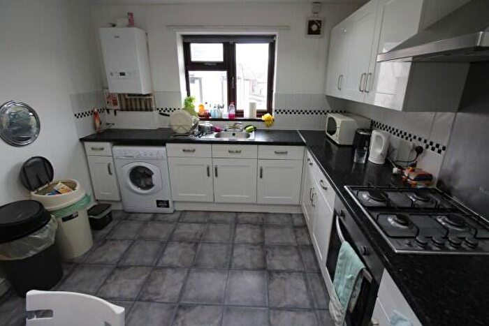 3 Bedroom Flat To Rent In Coburn Street Cardiff, CF24