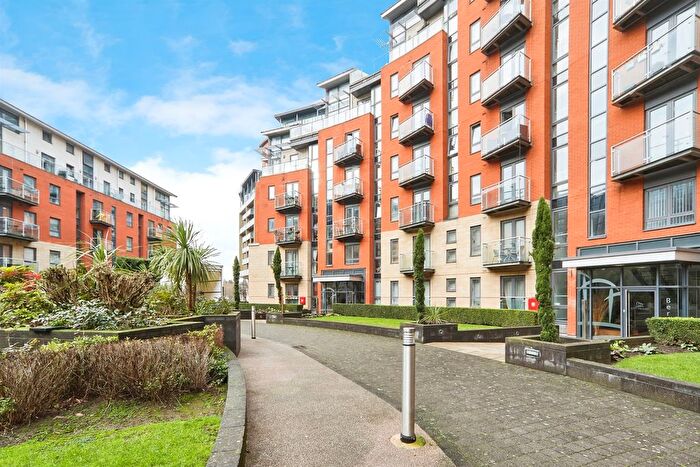 2 Bedroom Flat For Sale In Gotts Road, Leeds, LS12