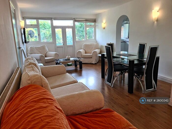 2 Bedroom Flat To Rent In Courtney Towers, Ilford, IG2