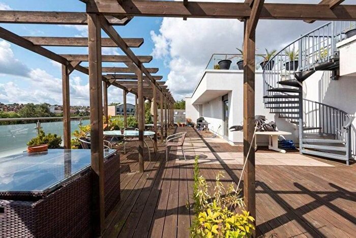 2 Bedroom Flat To Rent In Point Pleasant, Wandsworth, London, SW18