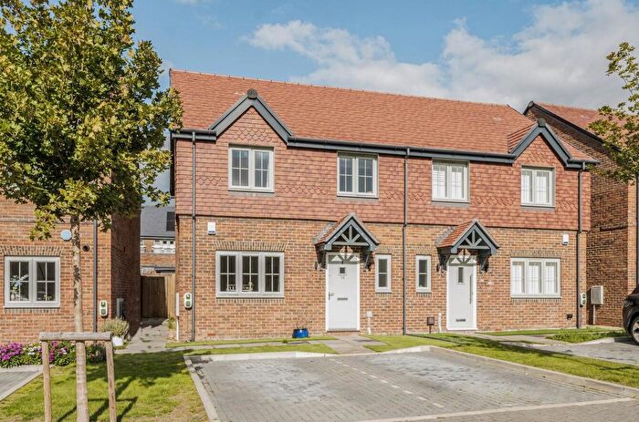 3 Bedroom Semi-detached House For Sale In Ridges Rise, Deepcut, GU16