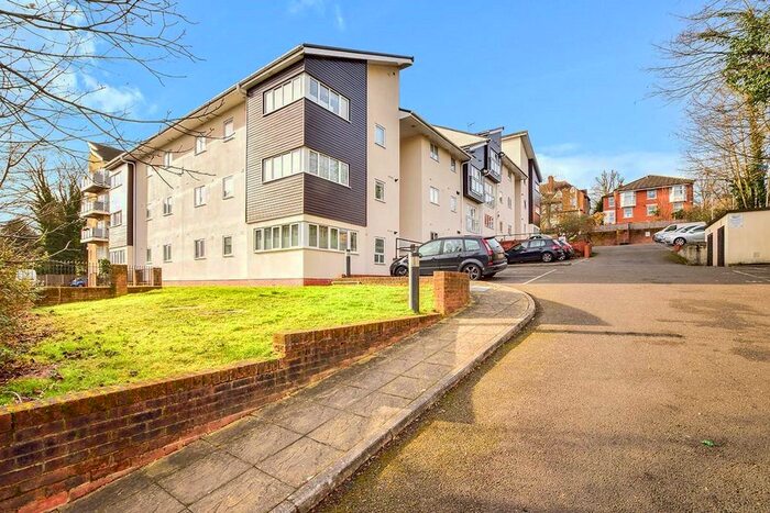 2 Bedroom Flat To Rent In Buckland Rise, Maidstone, Kent ME16