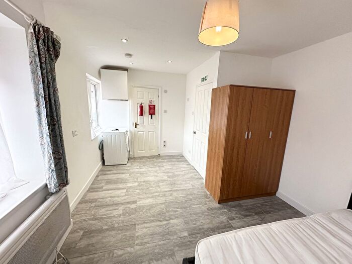 Studio To Rent In Goldbeaters Grove, Edgware, Greater London, HA8