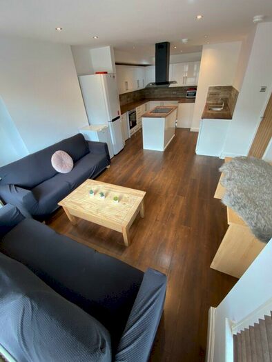 7 Bedroom Semi-Detached House To Rent In Headingley Mount, Headingley, Leeds, LS6