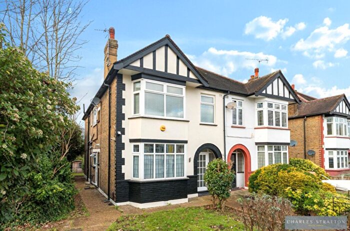 3 Bedroom Maisonette For Sale In Lodge Avenue, Gidea Park, RM2