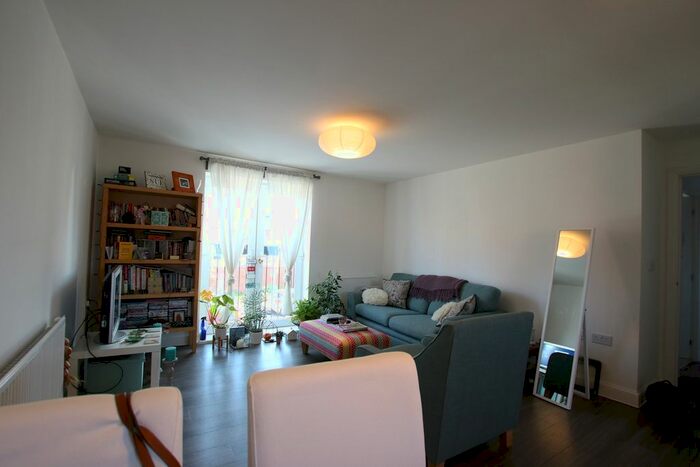 2 Bedroom Flat To Rent In Whitlock Avenue, Wokingham, RG40