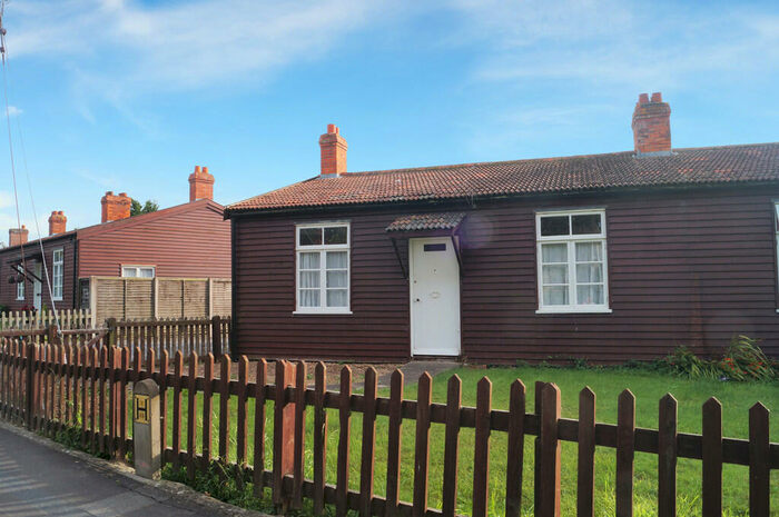 2 Bedroom Terraced Bungalow To Rent In Farm Road, Street, BA16