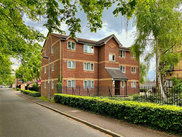 1 Bedroom Flat To Rent In Greenslade Road, Barking, IG11