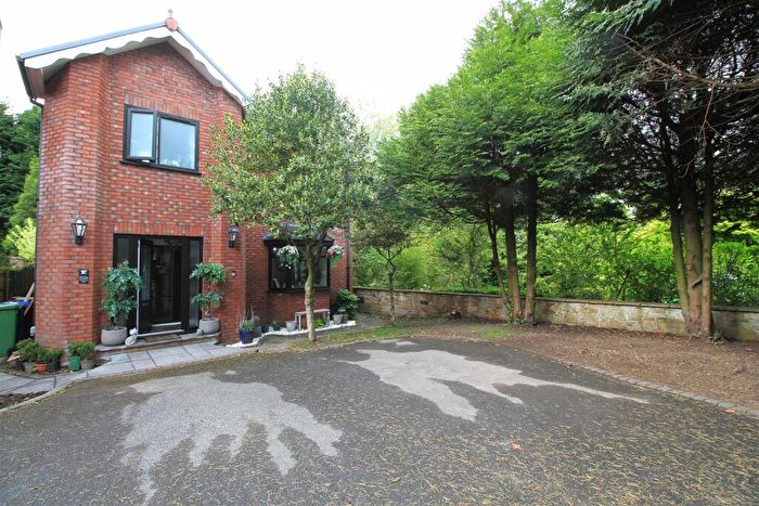 3 Bedroom Detached House For Sale In Stockport Road, Hyde, SK14