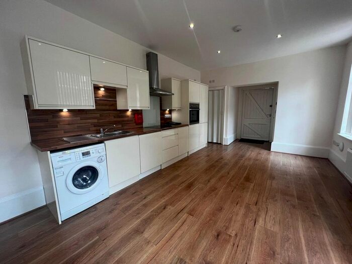 2 Bedroom Flat To Rent In Wincolmlee, Hull, HU2