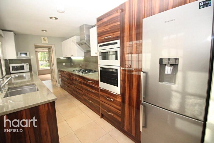 4 Bedroom Cottage To Rent In Wagon Road, Barnet, EN4