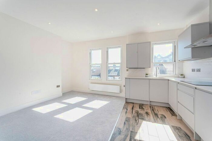 2 Bedroom Flat To Rent In Davisville Road, Shepherd's Bush, London, W12