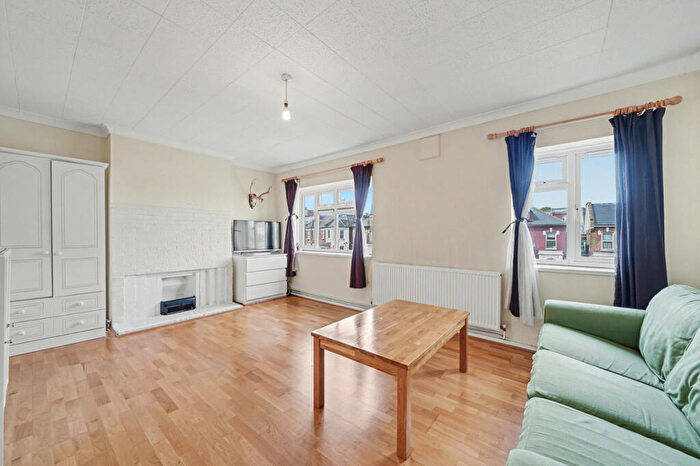 3 Bedroom Flat For Sale In Lordship Lane, London, N22