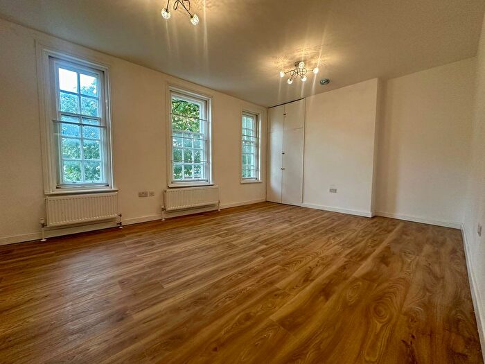 3 Bedroom Flat To Rent In Streatham High Road, London, SW16