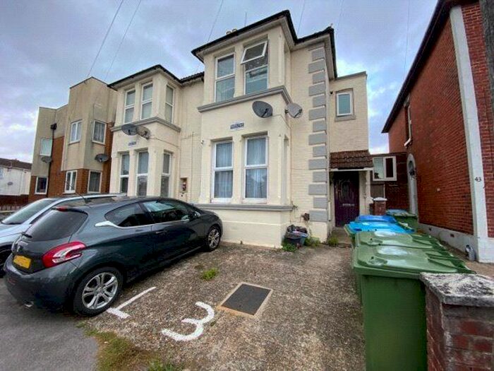 2 Bedroom Flat To Rent In Waterloo Road, Southampton, Hampshire, SO15