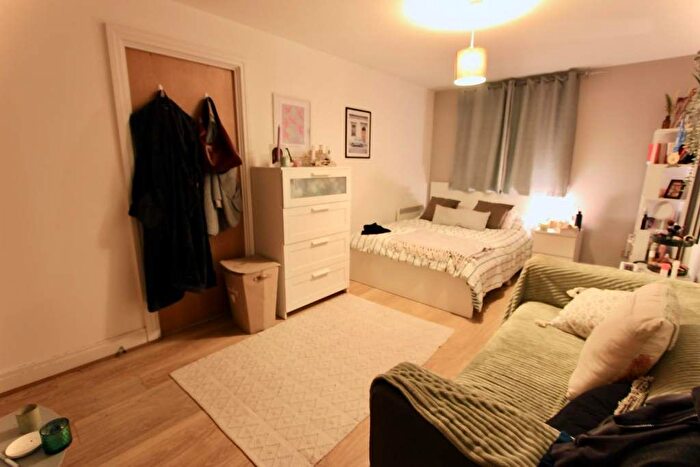 2 Bedroom Flat To Rent In Smugglers Way, London, SW18