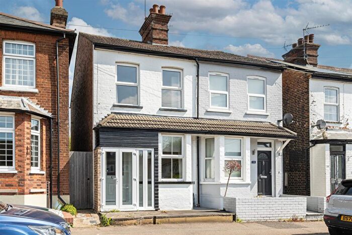 3 Bedroom Semi-Detached House For Sale In Batford Road, Harpenden, AL5