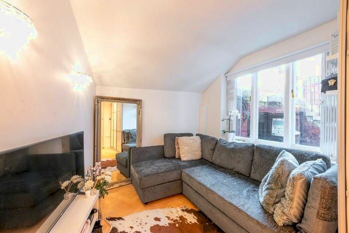 Studio To Rent In Lennox Gardens, Knightsbridge, London, SW1X