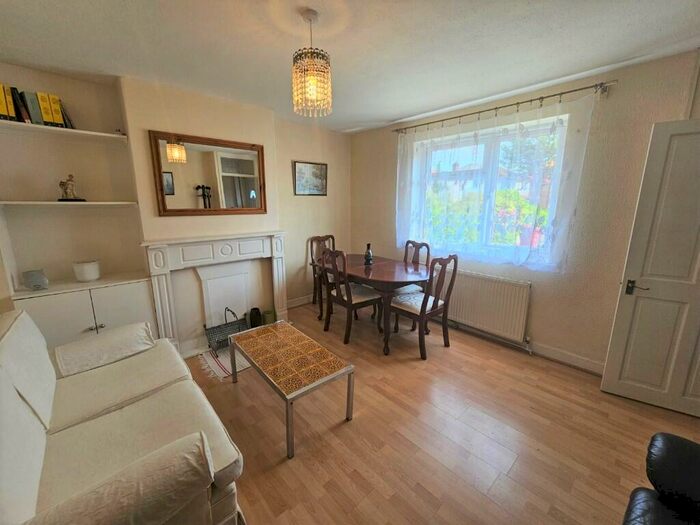 3 Bedroom Terraced House To Rent In Bryant Avenue, Slough, Berkshire, SL2