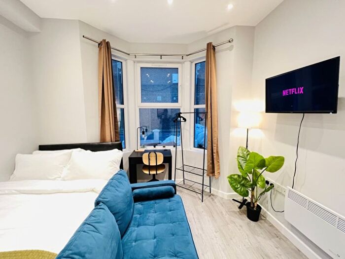 1 Bedroom Studio To Rent In Musjid Road, London, SW11