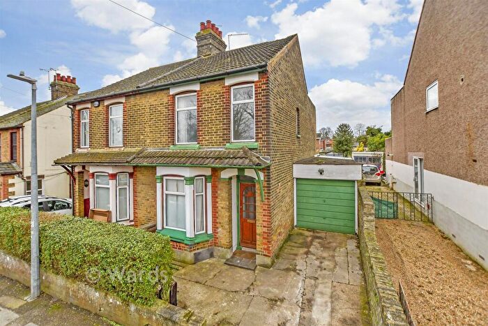 3 Bedroom Semi Detached House For Sale In Wellwinch Road, Sittingbourne, Kent, ME10