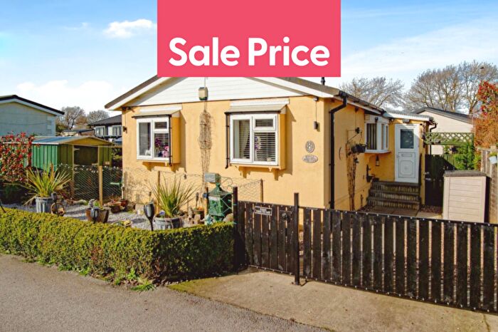 2 Bedroom Park Home For Sale In Beverley, Yorkshire, HU17