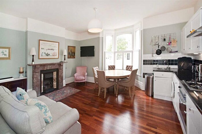 2 Bedroom Flat To Rent In Cathnor Road, London, W12