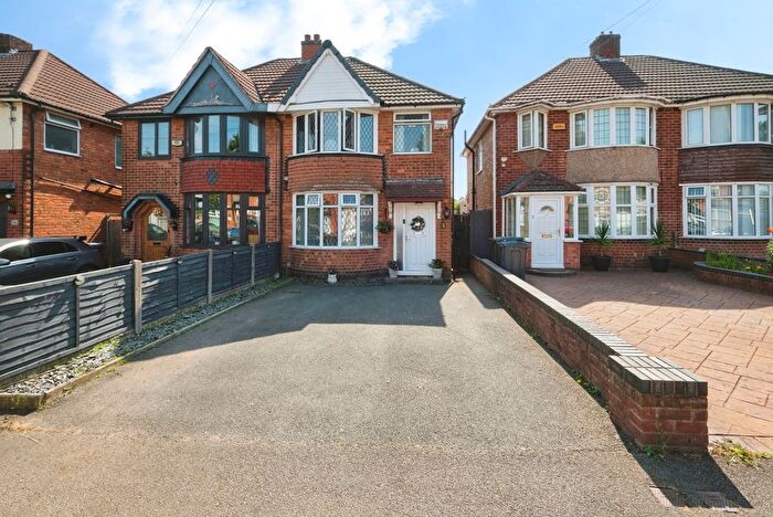 3 Bedroom Semi Detached House For Sale In Yew Tree Lane, Birmingham, West Midlands, B26