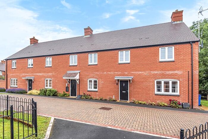 2 Bedroom Flat To Rent In Kings Sutton, Oxfordshire, OX17