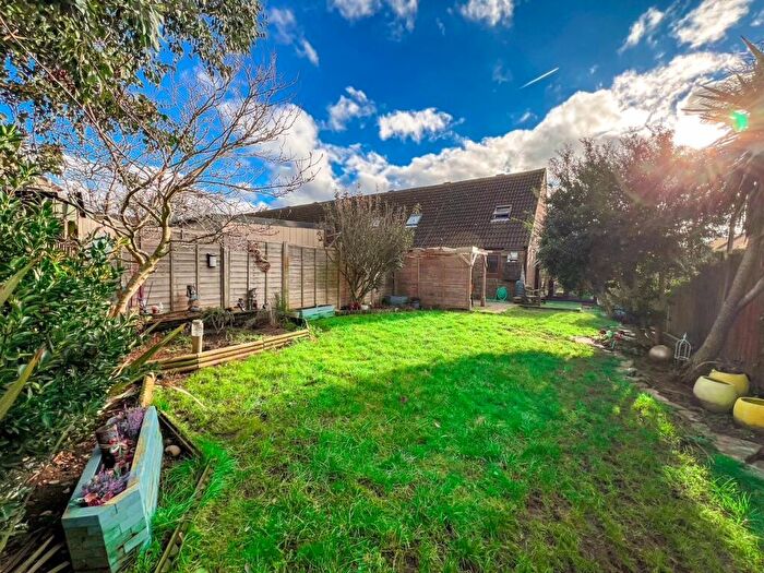 1 Bedroom End Of Terrace House For Sale In Glebelands, West Molesey, KT8