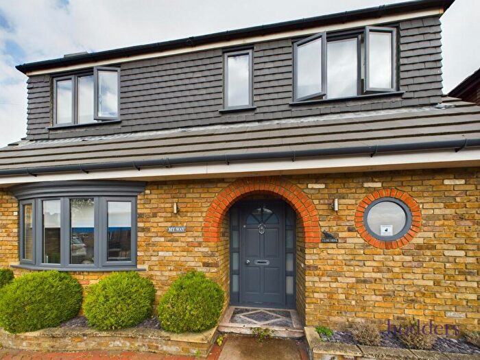 3 Bedroom Detached House To Rent In Addlestone, Surrey, KT15