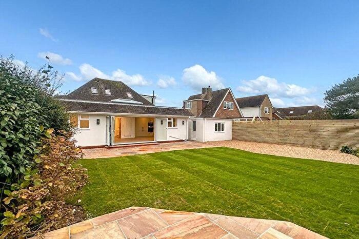 4 Bedroom Bungalow For Sale In Cudlow Avenue, Rustington, Littlehampton, West Sussex, BN16