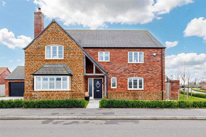 5 Bedroom Detached House For Sale In Leys Field, Oxhill, CV35