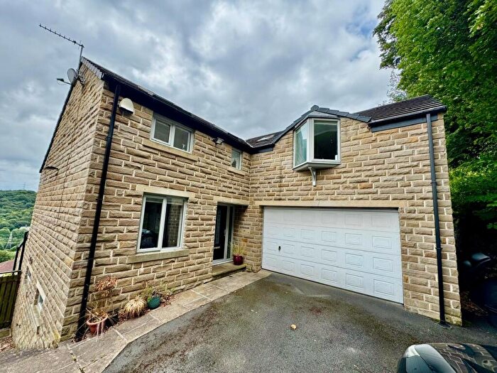 4 Bedroom Detached House To Rent In New Lane, Skircoat Green, Halifax, HX3