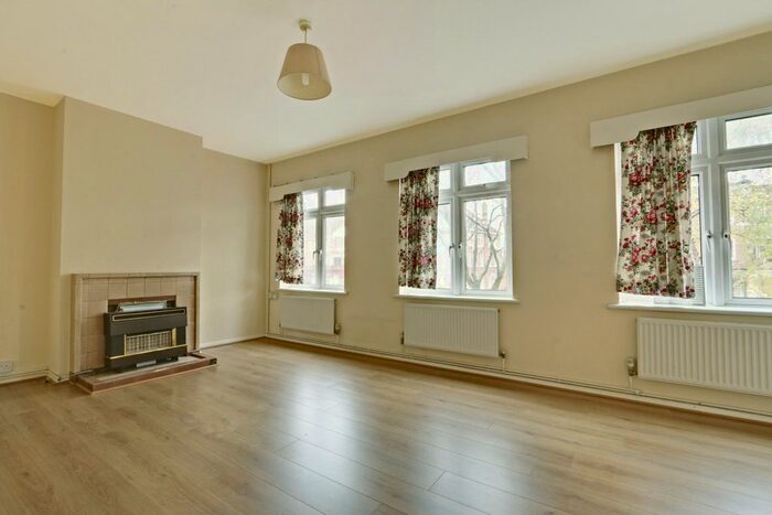 3 Bedroom Flat To Rent In Station Parade, Cockfosters Road EN4