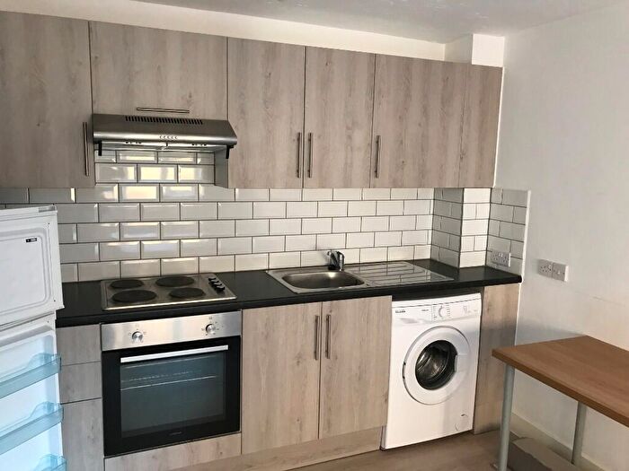 Studio To Rent In Greenway Close, London, N11
