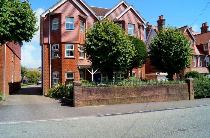 2 Bedroom Flat To Rent In Swallowmead, College Hill, Steyning, West Sussex, BN44