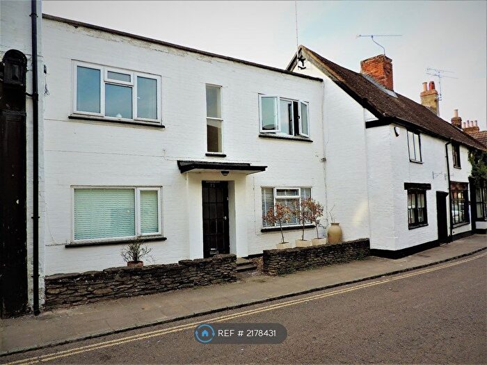 1 Bedroom Flat To Rent In Half Moon Court, Bagshot, GU19