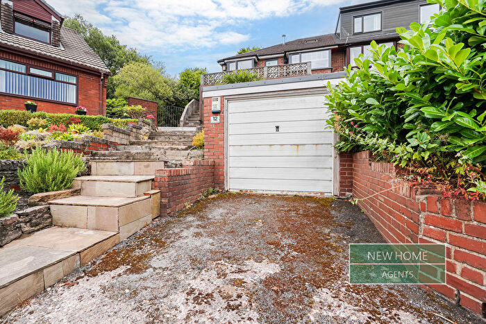 4 Bedroom Semi-Detached House For Sale In New Royd Avenue, Lees, Oldham, OL4