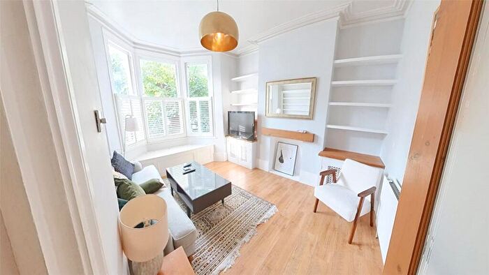 2 Bedroom Apartment For Sale In Falkland Road, London, N8